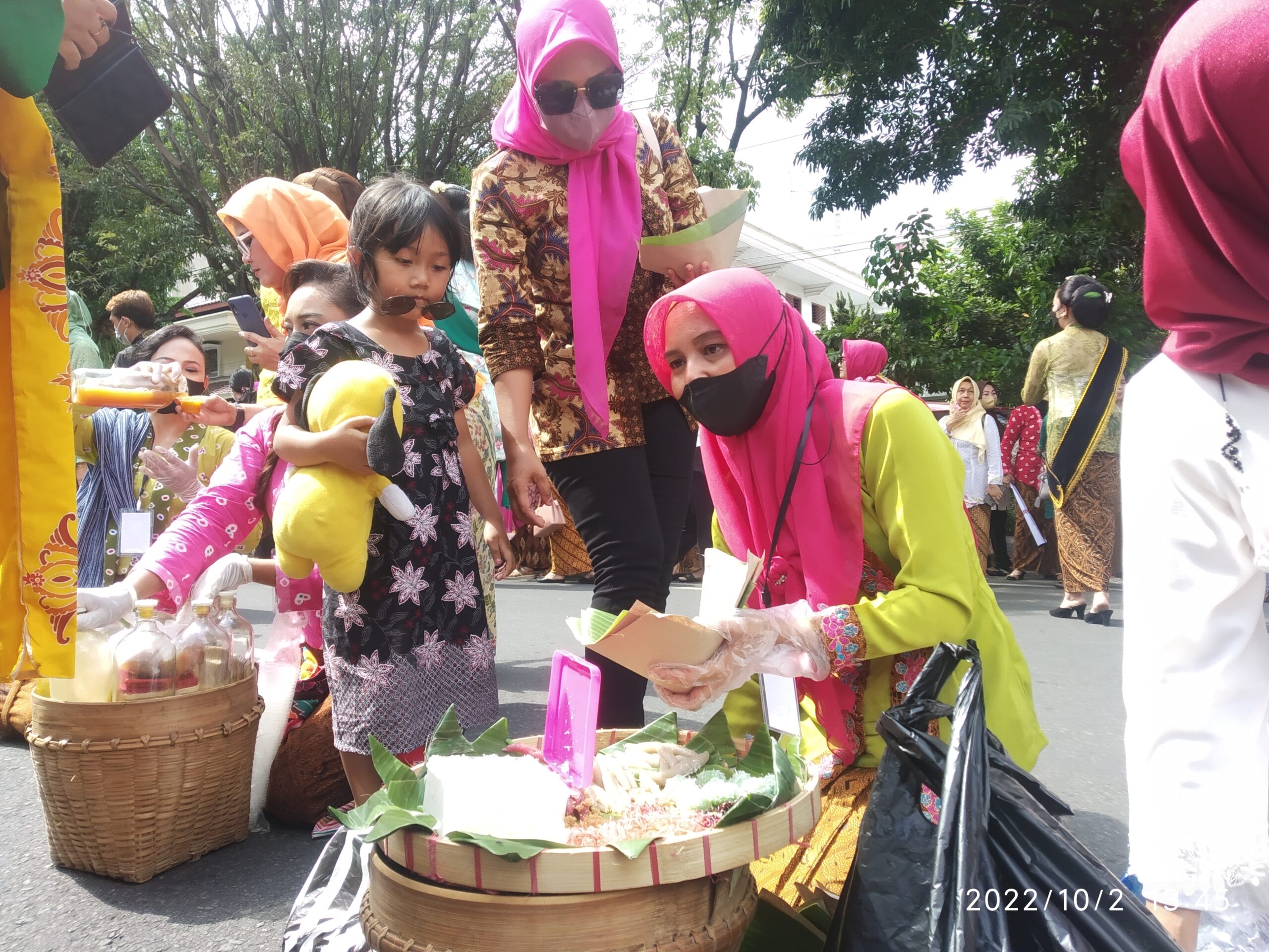 Pengunjung dari berbagai daerah ikut memeriahkan hari batik nasional