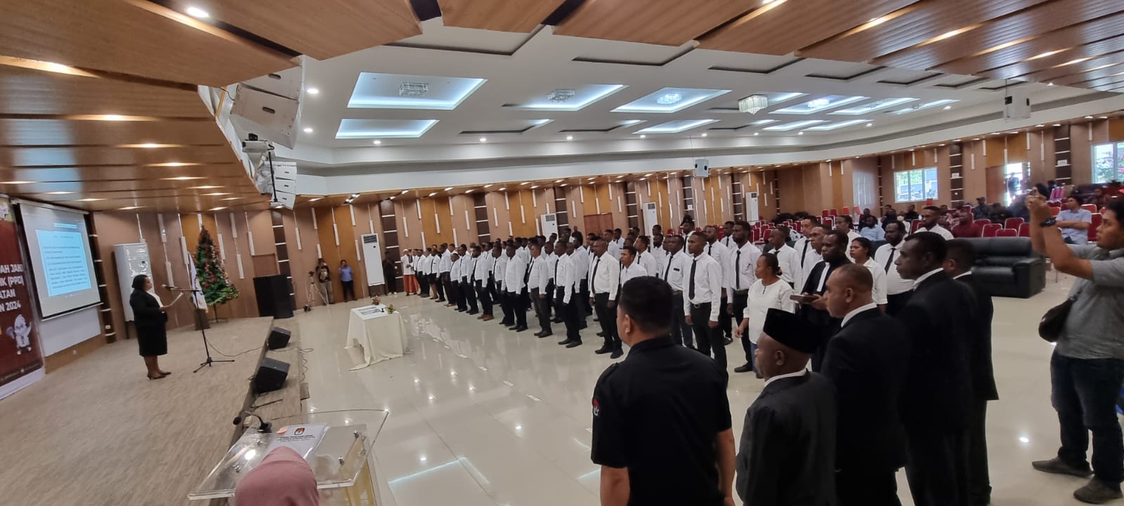 Prosesi pelantikan Panitia Pemilihan Distrik (PPD) Sorong Selatan