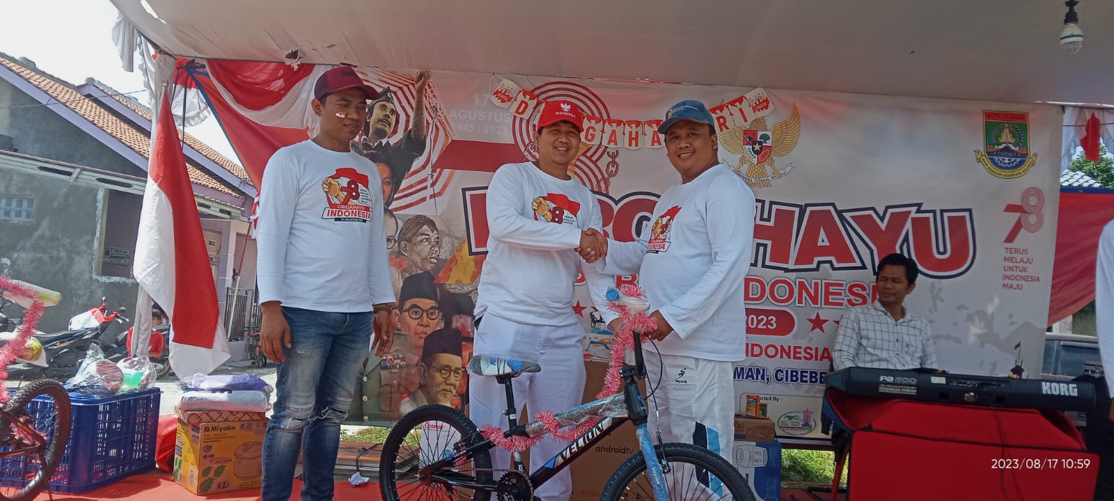 Penyerahan Doorprize oleh H.Hojali selaku tokoh masyarakat dan Calon Anggota DPRD kota Cilegon Dapil 2.