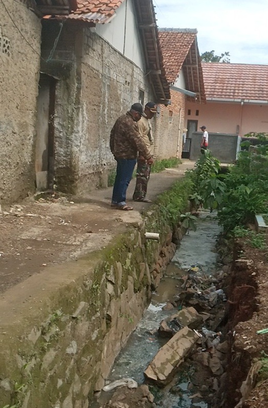 Saluran air pondasinya yang di jadikan sebagai tapak batas,pondasinya pada ambruk yang mengakibtakan  tersendatnya aliran air