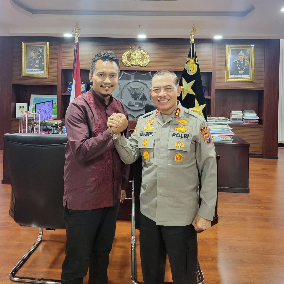 Foto : Kapolda Sumbar Irjen Pol Suharyono bersama CEO Media Group Penjuru Hika T A Putra