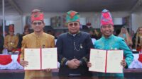 Sekda NTB HL Gita Ariadi (tengah) foto bersama Pjs Bupati Sumbawa Dr Najamuddin Amy (kanan) dan Pjs Bupati KSB Julmansyah (kiri)
