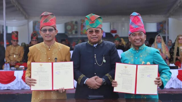 Sekda NTB HL Gita Ariadi (tengah) foto bersama Pjs Bupati Sumbawa Dr Najamuddin Amy (kanan) dan Pjs Bupati KSB Julmansyah (kiri)