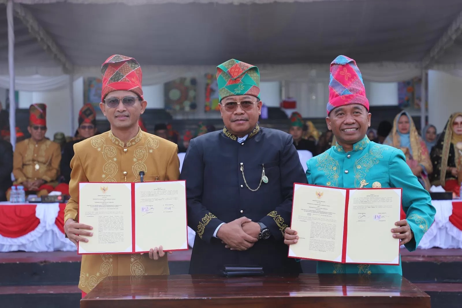 Sekda NTB HL Gita Ariadi (tengah) foto bersama Pjs Bupati Sumbawa Dr Najamuddin Amy (kanan) dan Pjs Bupati KSB Julmansyah (kiri)