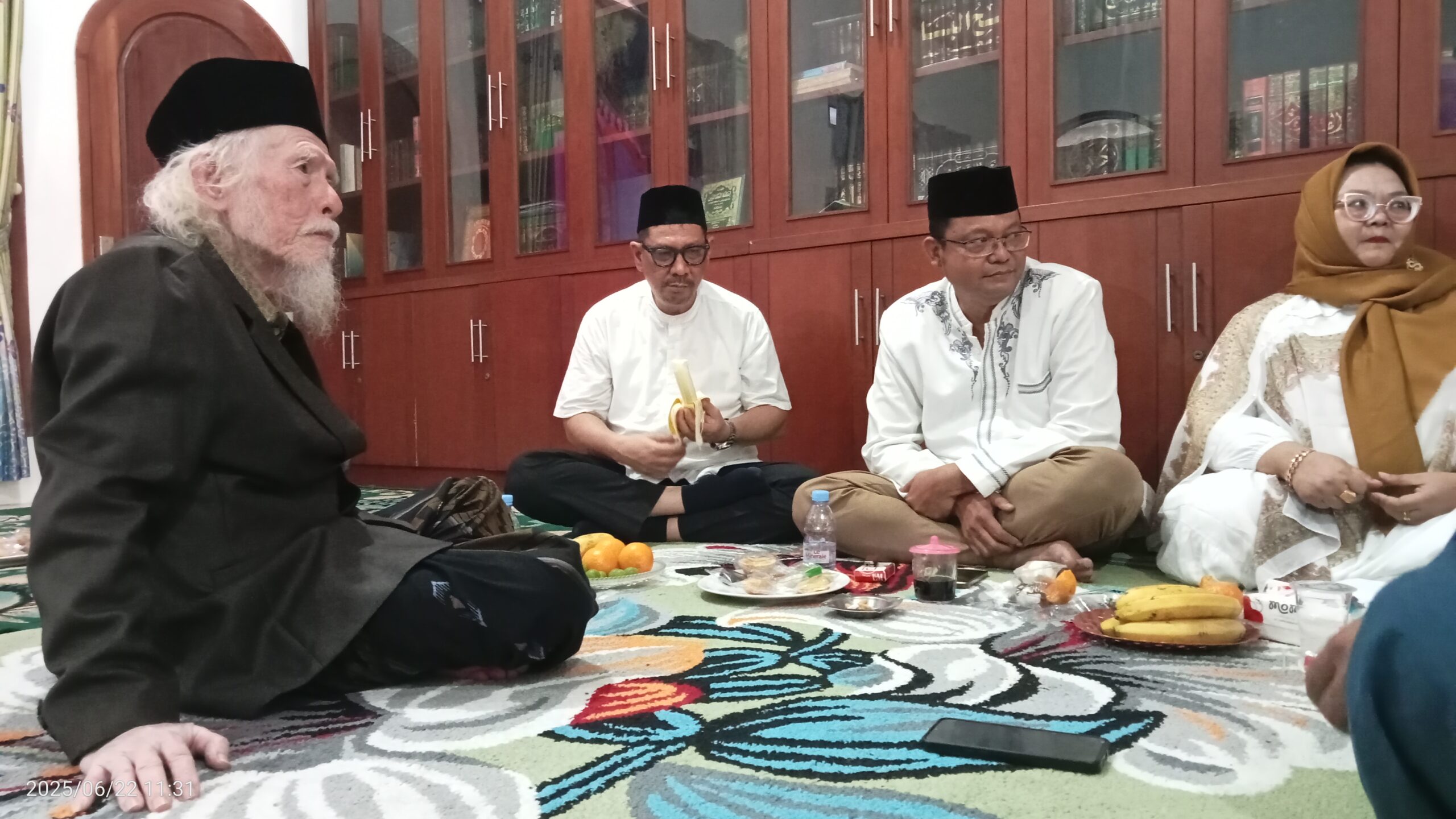 Yahdil Abdi Harahap Staff Khusus Menteri Desa dan PDT bersama KH. Usfhuri Ansori Pengasuh PP Al Ishlah
