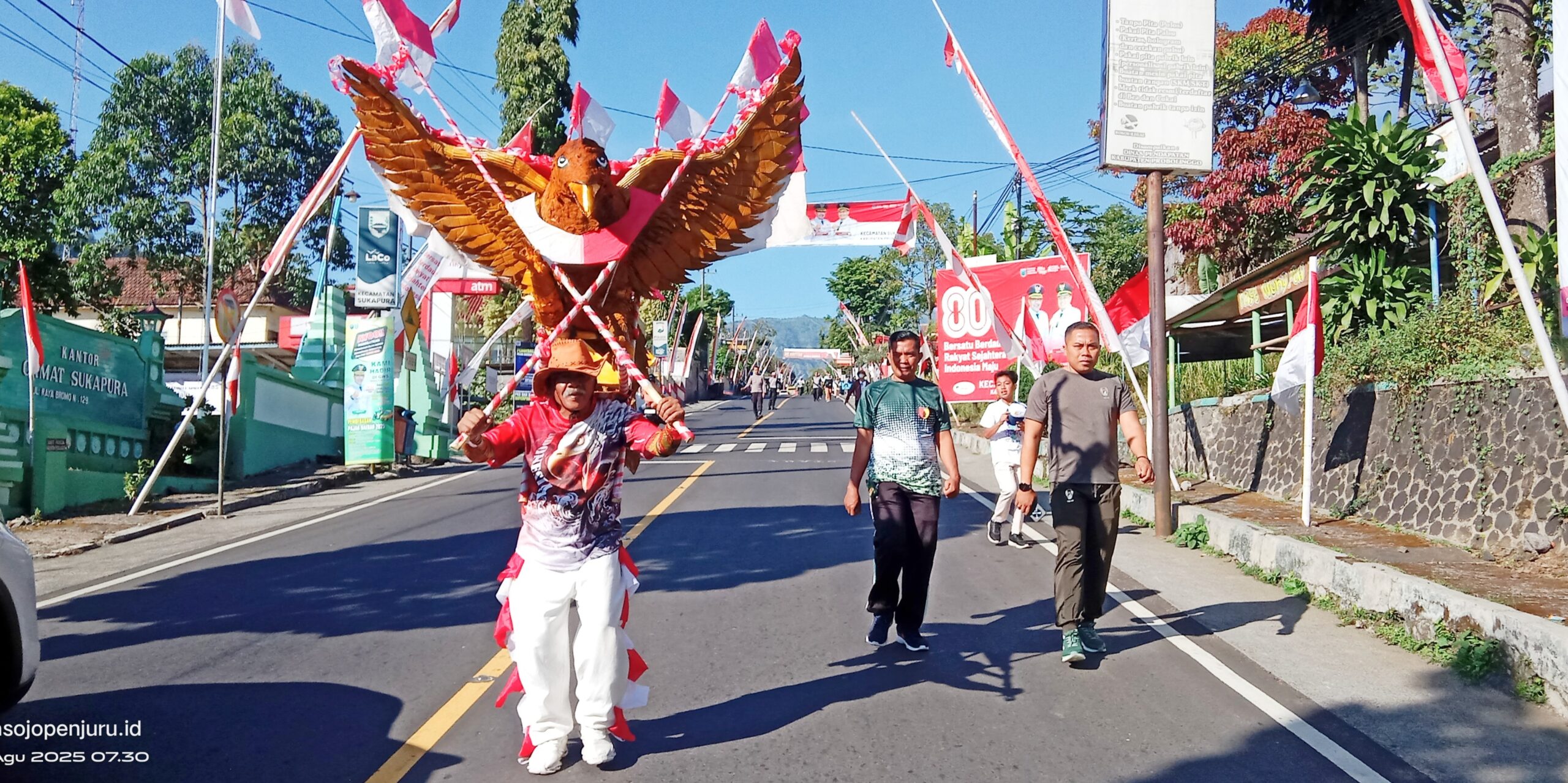 Arwadi dengan replika burung garuda dari desa sukapura